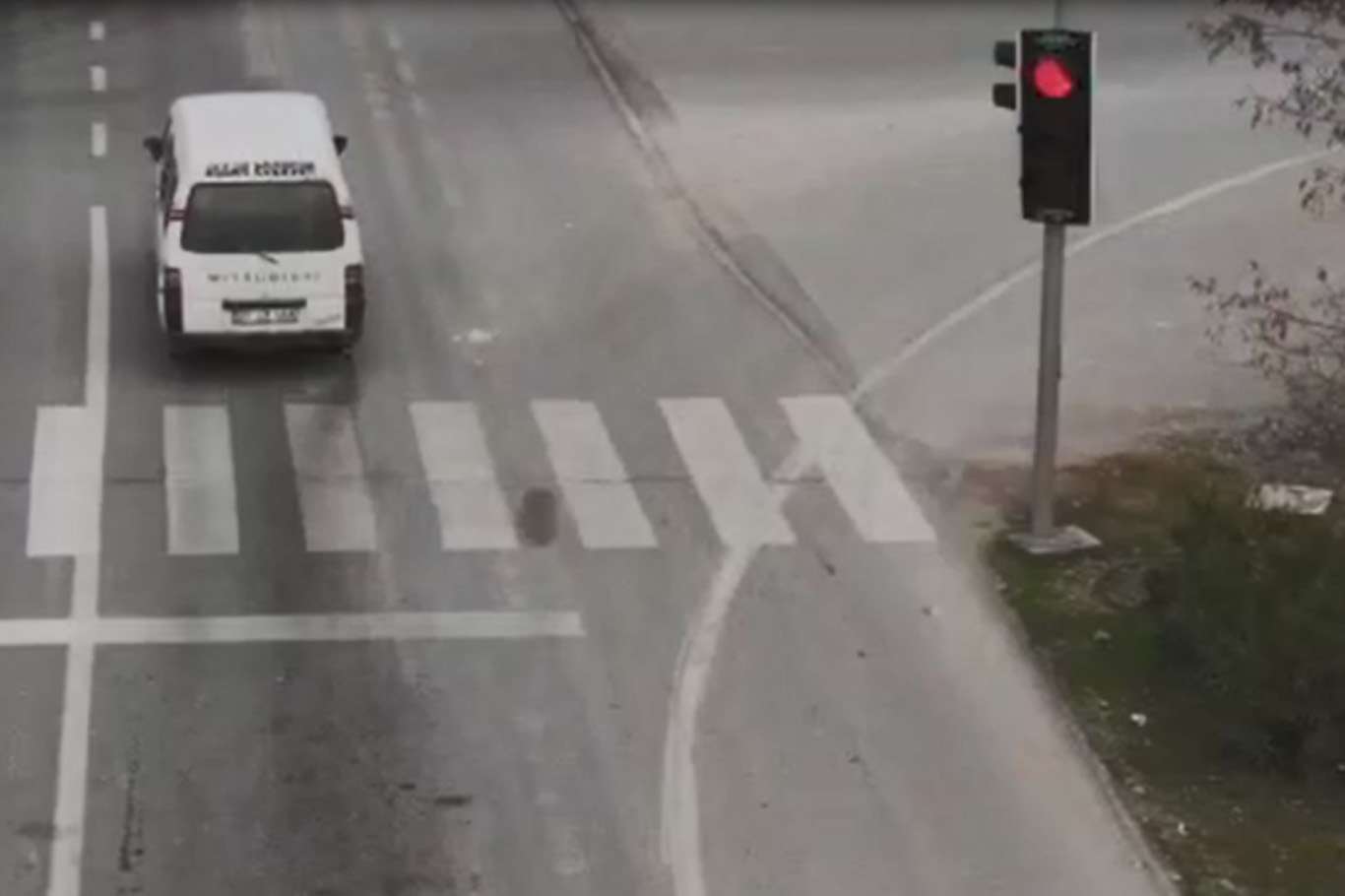 Kırmızı ışıkta geçen sürücülere para cezası verildi